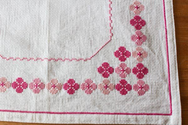 スウェーデンでみつけたヴィンテージ刺繍クロス クロス刺繍　大判クロス　ピンクの花のフレーム - presse　北欧、バルトの雑貨のお店　アラビア　 グスタフスベリ　ロールストランド　ヴィンテージファブリック