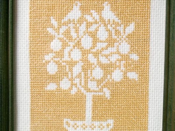 刺繍の壁掛け小鳥と木 イエロー - presse 北欧、バルトの雑貨の