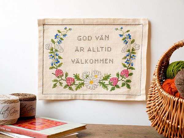 スウェーデン刺繍タペストリーベリーと花 - presse 北欧、バルトの雑貨