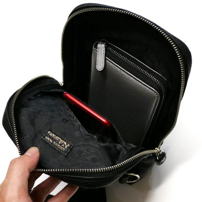 【極美品】VETEMENTS ヴェトモン ボディバッグ ブラック 長財布収納可 極美品】VETEMENTS ヴェトモン ボディバッグ ブラック 長財布収納可