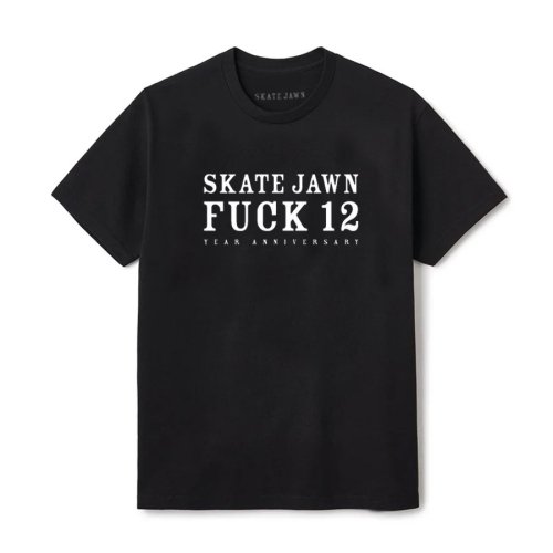 <img class='new_mark_img1' src='https://img.shop-pro.jp/img/new/icons8.gif' style='border:none;display:inline;margin:0px;padding:0px;width:auto;' />SKATE JAWN - ANNIVERSARY TEE (Black)の商品画像