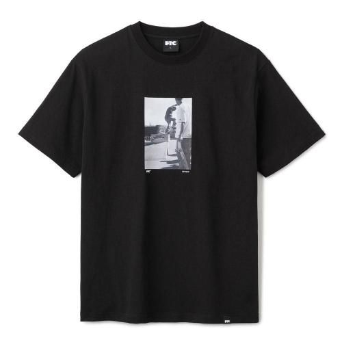 <img class='new_mark_img1' src='https://img.shop-pro.jp/img/new/icons8.gif' style='border:none;display:inline;margin:0px;padding:0px;width:auto;' />FTC - CARROLL & KOSTON TEE (Black)ξʲ