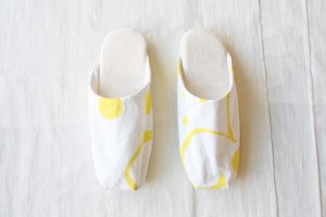 how to live ϥȥ Pair of slipper col/ white yellow