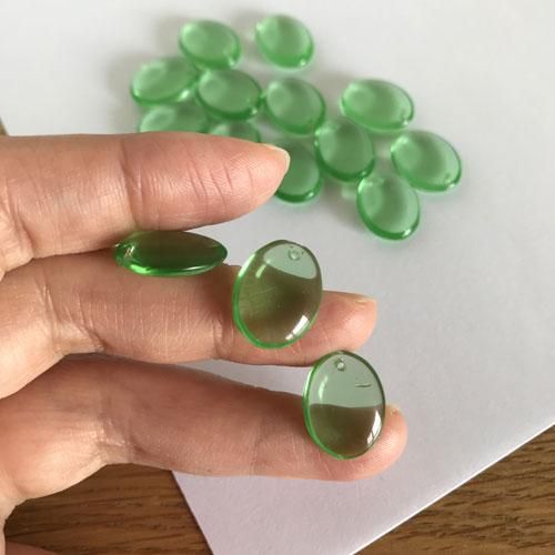 チェコのヴィンテージガラスビーズ ウランガラス 15mm 緑の楕円