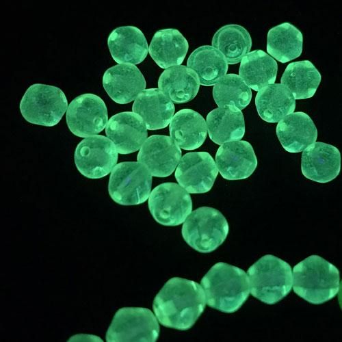 チェコのヴィンテージガラスビーズ　ウランガラス　6mm　黄色の菱形　16個 - チェコ雑貨、チェコ絵本のお店　チェドックザッカストア