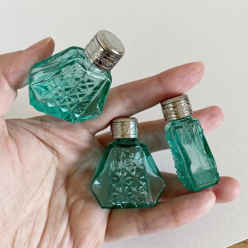 チェコ ボヘミアガラスの香水瓶 ウランガラス 斜めカット 銀色の蓋 