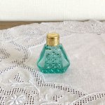チェコ　ボヘミアガラスの香水瓶　ウランガラス　斜めカット　金色の蓋