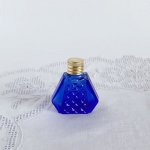 チェコ　ボヘミアガラスの香水瓶　紺色　斜めカット
