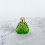 チェコ　ボヘミアガラスの香水瓶　ファーングリーン　斜めカット