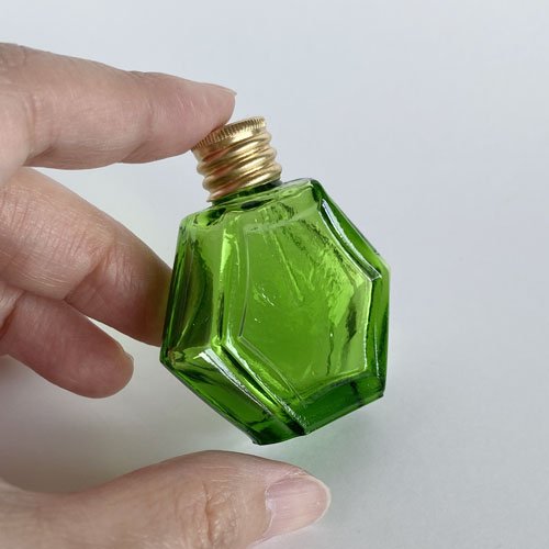 チェコ ボヘミアガラスの香水瓶 ファーングリーン 六角形 - チェコ雑貨