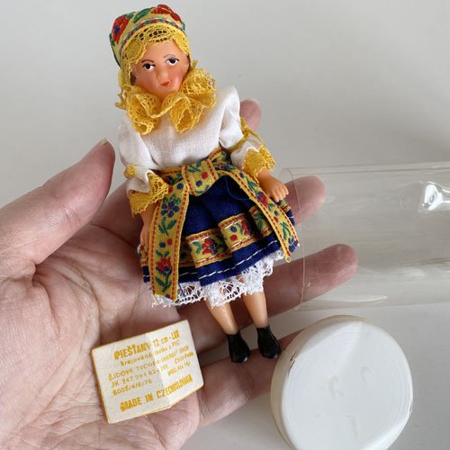 チェコスロヴァキア時代の民芸品　箱入り人形　12cm　ピエシチャニの民族衣装 - チェコ雑貨、チェコ絵本のお店　チェドックザッカストア