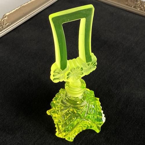 チェコ アールデコ時代の復刻香水瓶 ウランガラス 長方形 - チェコ雑貨