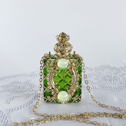 チェコ 装飾付き香水瓶 131 ウランガラスストーン 緑長方形 ネックレス 