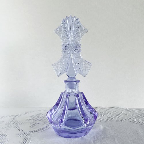 チェコスロヴァキア時代のガラス製香水瓶　アレキサンドライトガラス　六角錐 - チェコ雑貨、チェコ絵本のお店　ハーチェク