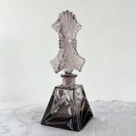 チェコスロヴァキア時代のガラス製香水瓶　紫　四角錐