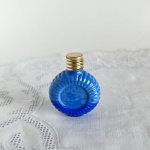 チェコ　ボヘミアガラスの香水瓶　ラピスラズリガラス（金蓋）　円形