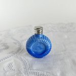 チェコ　ボヘミアガラスの香水瓶　ラピスラズリガラス（銀蓋）　円形