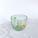チェコの古い吹きガラスで作られたお花模様のカップ　ウランガラス　A