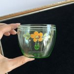 チェコの古い吹きガラスで作られたお花模様のカップ　ウランガラス　C