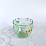 チェコの古い吹きガラスで作られたお花模様のカップ　ウランガラス　カケあり