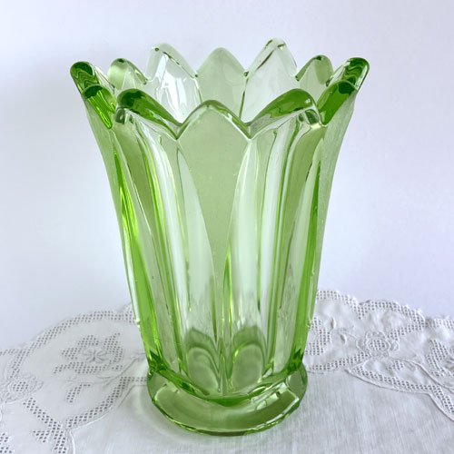 チェコスロヴァキア アールデコ時代のプレスガラスの花瓶 ウランガラス