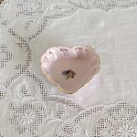 チェコスロヴァキア　ロウチキのピンクポーセリンのハート小皿　小さな花束
