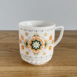 チェコスロヴァキア時代のヴィンテージマグカップ　深緑×オレンジの花模様
