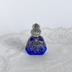 チェコ　装飾付き香水瓶　209　レース模様に3粒紺色ガラス