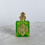 チェコ　装飾付き香水瓶　213　ダイヤ型に一粒クリアガラス