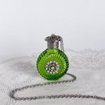 チェコ　装飾付き香水瓶　239　緑×クリアガラスの花