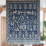 ポーランド・ヤノフ村の織物　103×135　アリチアさんの「農家の裏庭」（藍染）