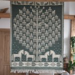 ポーランド・ヤノフ村の織物　96×126　ベルナルダさんの「馬の生命の樹」