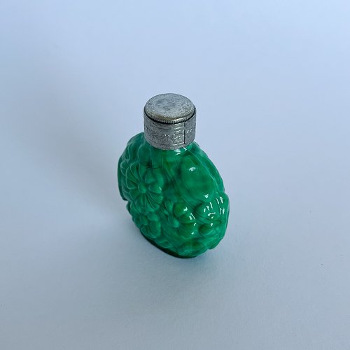 チェコ ボヘミアガラスの香水瓶 マラカイトガラス（銀蓋） 三輪の花