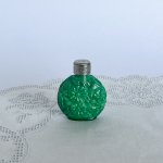 チェコ　ボヘミアガラスの香水瓶　マラカイトガラス（銀蓋）　三輪の花