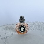 チェコ　装飾付き香水瓶　248　ピンク×カメオ