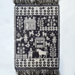 ポーランド・ヤノフ村の織物　56×81　ダヌータさんの「農家の裏庭」