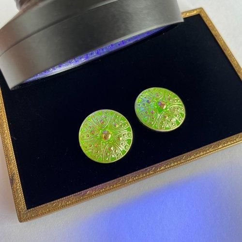 チェコのガラスボタン 27mm 6枚花びら ウランガラス - チェコ雑貨と