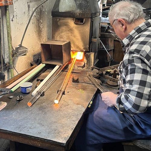 チェコのガラスボタン 27mm 6枚花びら ウランガラス - チェコ雑貨と