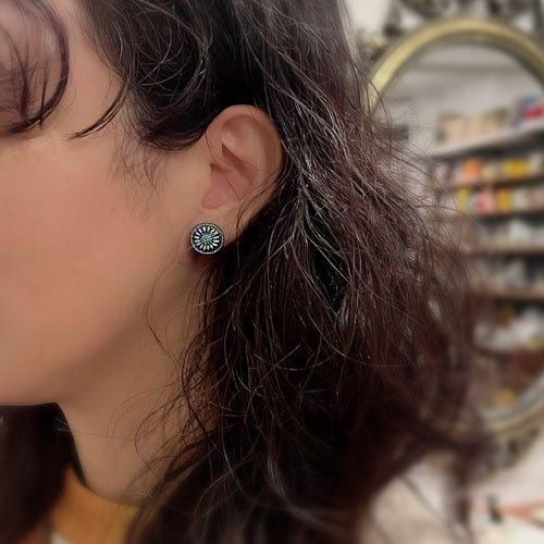 28 ブルーグリーンレジン×チェコガラス×ボタンカボションピアス