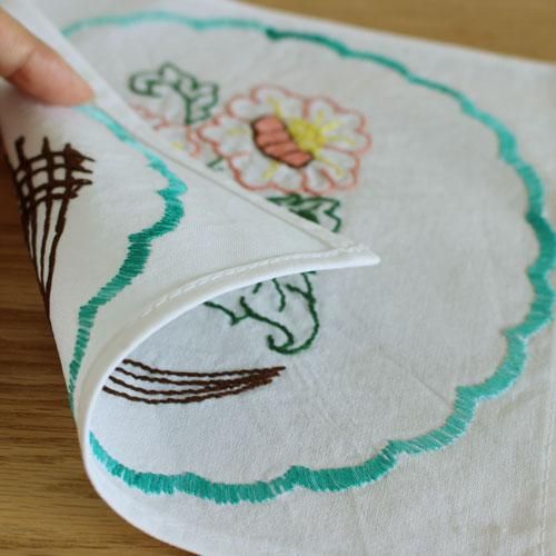 チェコのヴィンテージ手刺繍クロス 小 緑×ピンクの花 - チェコ雑貨と