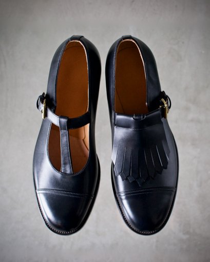 T-strap straight tip with fringe / black calf：forme｜toron（トロン）