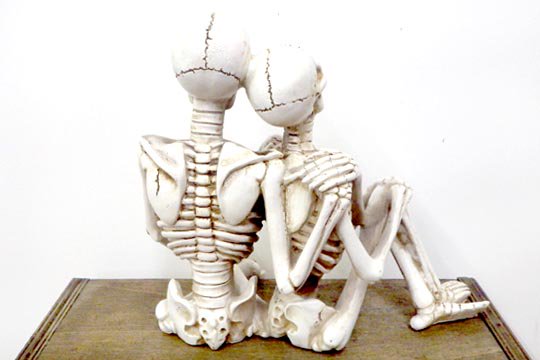 スカル カップル 座りタイプ フィギュア 骸骨 人形 通販ページ