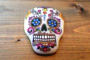 <img class='new_mark_img1' src='https://img.shop-pro.jp/img/new/icons47.gif' style='border:none;display:inline;margin:0px;padding:0px;width:auto;' />CANDY SKULL MAGNET WHITE