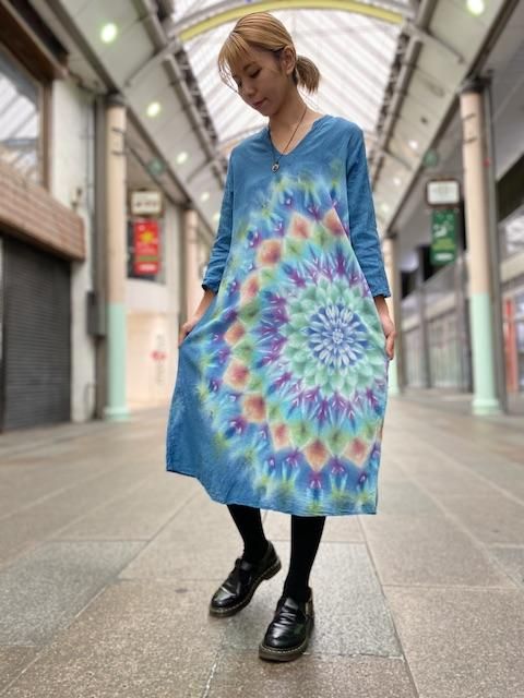 ハンサム染め最新作 新型ワンピース 深い色のティールブルーに美しく幻想的な孔雀大曼荼羅模様 Tabisora Folsgold Web ハンサム染め最新作 新型ワンピース 深い色のティールブルーに美しく幻想的な孔雀大曼荼羅模様 Tabisora Folsgold Web