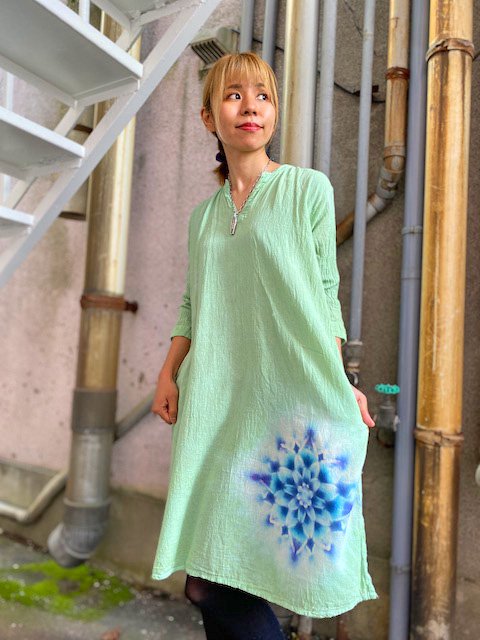 タイダイ染め 七分袖チュニック 優しいグリーンに幻想的な曼荼羅模様