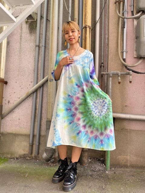タイダイ染め ロングワンピース Hippies Dye最新作 涼やかな風を映す湖面カラーに 彩やかに羽を広げる翡翠色の孔雀大曼荼羅 タイダイ染め ロングワンピース Hippies Dye最新作 涼やかな風を映す湖面カラーに 彩やかに羽を広げる翡翠色の孔雀大曼荼羅
