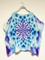 <img class='new_mark_img1' src='https://img.shop-pro.jp/img/new/icons15.gif' style='border:none;display:inline;margin:0px;padding:0px;width:auto;' />タイダイ染め 新型ブラウス 幻想的な曼荼羅模様 ブルー×パープル ムラ染め Hippies Dye最新作