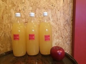 りんご家sukegawaさんちの サンふじ りんごジュース 1リットル 希望小売価格 900円 信州佐久 小諸の土 産をお届けする通販サイト りんご家sukegawaさんちの サンふじ りんごジュース 1リットル 希望小売価格 900円 信州佐久 小諸の土 産をお届けする通販サイト