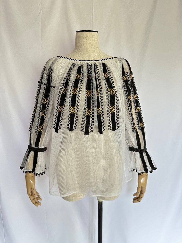 <img class='new_mark_img1' src='https://img.shop-pro.jp/img/new/icons61.gif' style='border:none;display:inline;margin:0px;padding:0px;width:auto;' />vintage see-through romanian blouse NO3