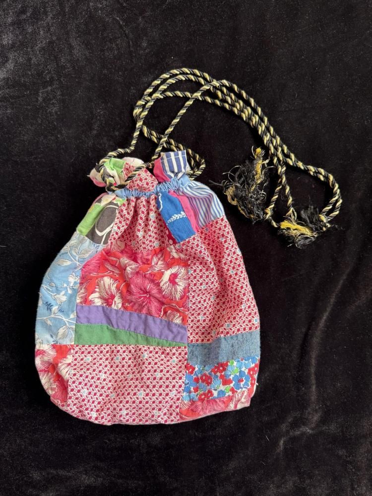 <img class='new_mark_img1' src='https://img.shop-pro.jp/img/new/icons1.gif' style='border:none;display:inline;margin:0px;padding:0px;width:auto;' />moderate original antique quilt purse NO2